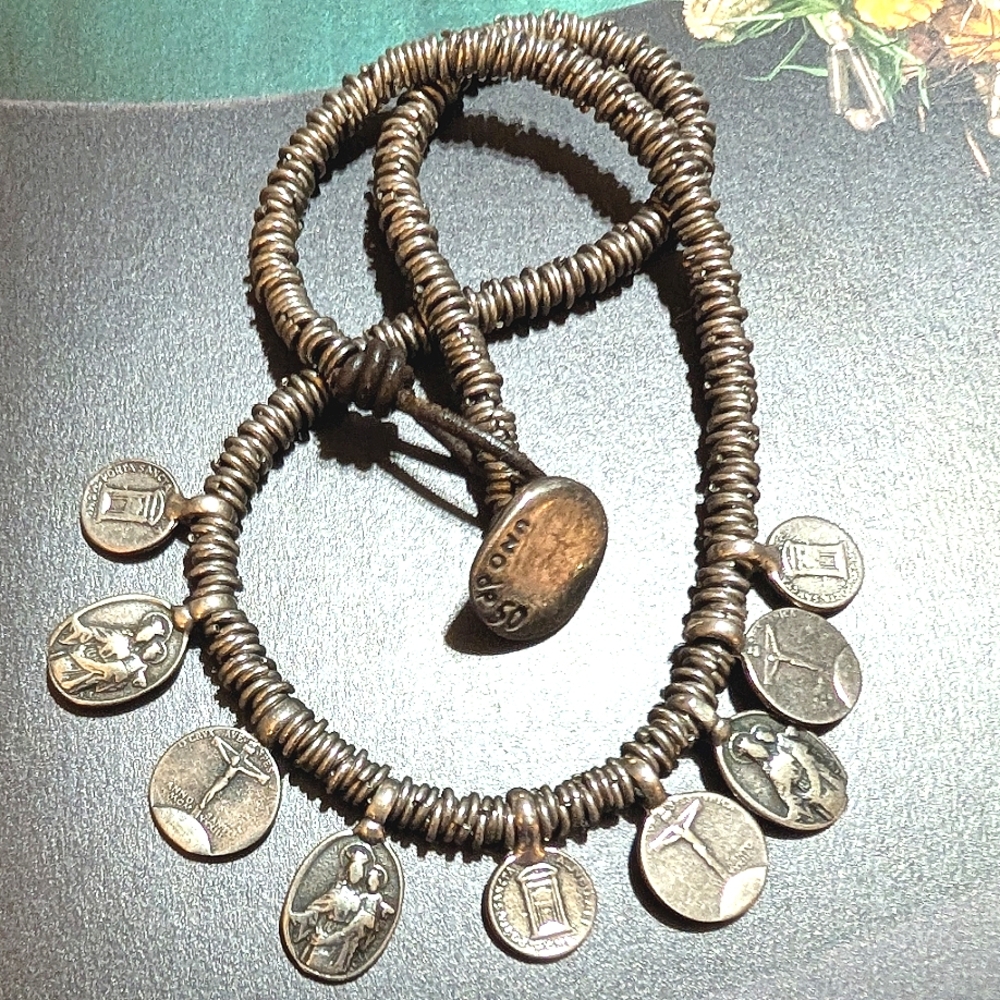 Uno de 50 Medallion Coin Reversible RETIRED Necklace - Picture 2 of 8
